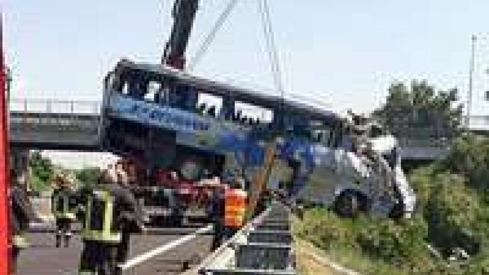 Autobus precipita da A13. Cinque vittime tra i 25 passeggeri. 18 i feriti