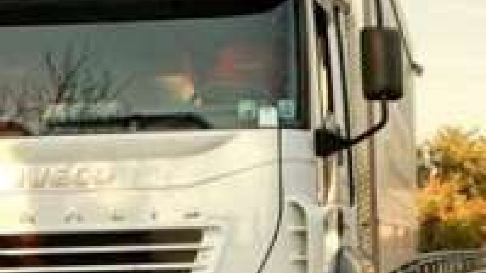 Tunisia, camion sperona bus: 7 morti