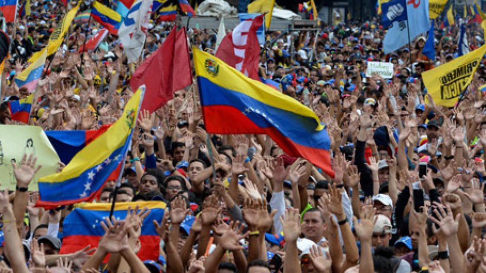 Deriva istituzionale in Venezuela, Guaidó: “Il presidente sono io”