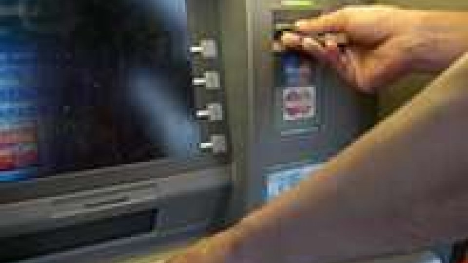 Rimini: 36enne palermitano "beccato" mentre prelevava denaro con bancomat rubato