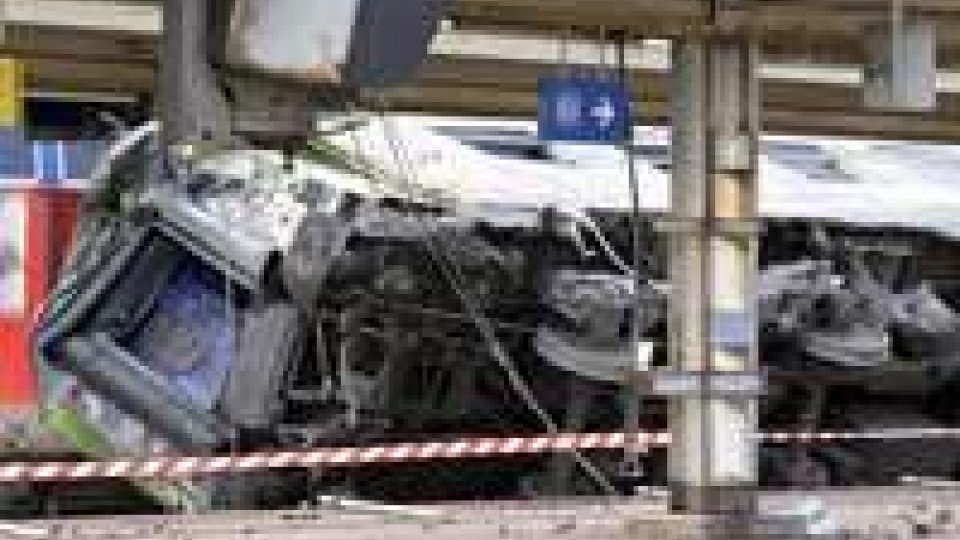 Parigi: deraglia un treno, almeno 7 morti