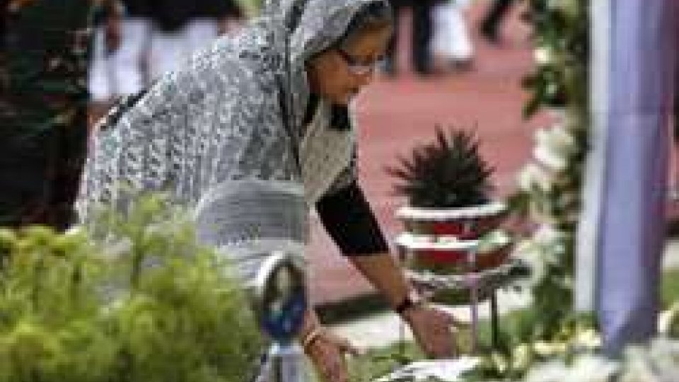 Bangladesh: a Dacca cerimonia in omaggio alle vittime. Dubbi sull'Isis