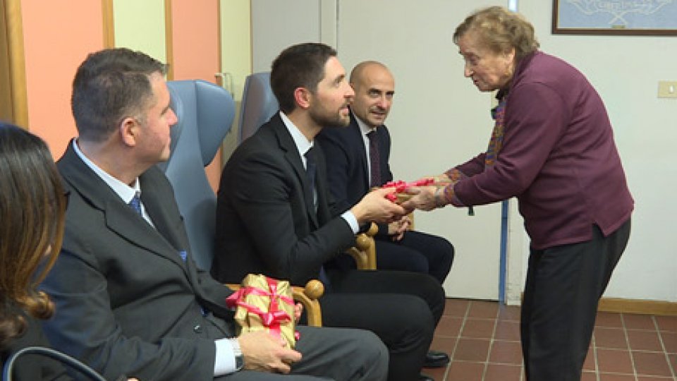 La Reggenza in visita ai Centri anzianiNatale: la Reggenza in visita ai Centri anziani di Dogana e Borgo Maggiore