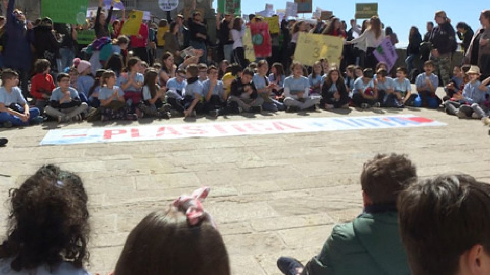 Studenti sul Pianello“Fridays for future”: i giovani di tutto il mondo in piazza per salvare il pianeta