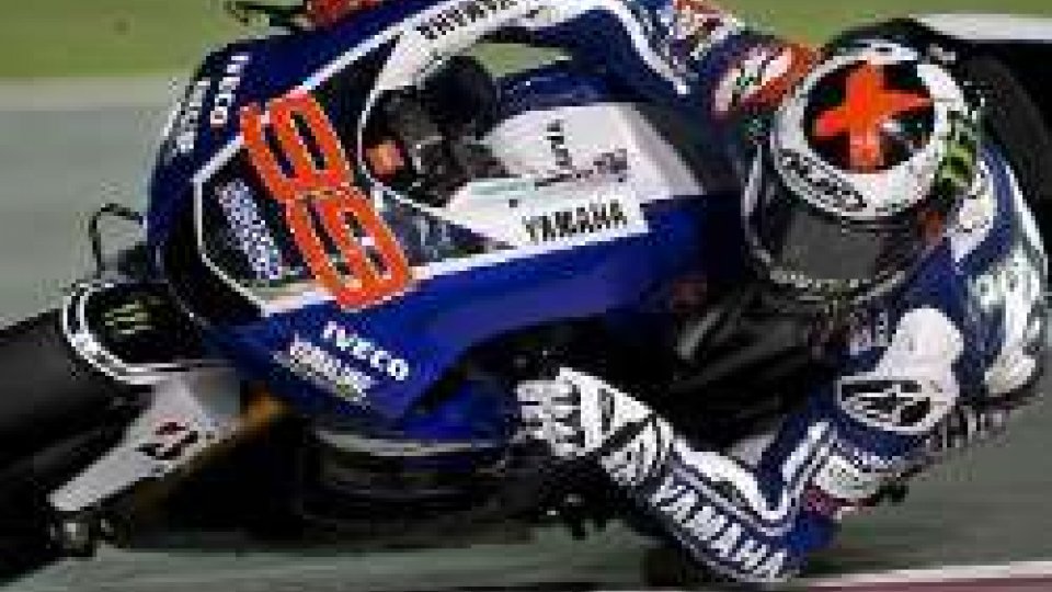 MotoGP: cade Valentino, pole da urlo di Lorenzo