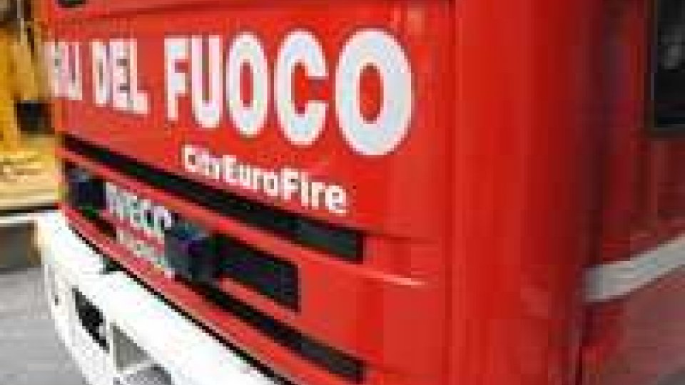 Rimini: incendio a ridosso della Statale 16, chiusa per 20 minuti