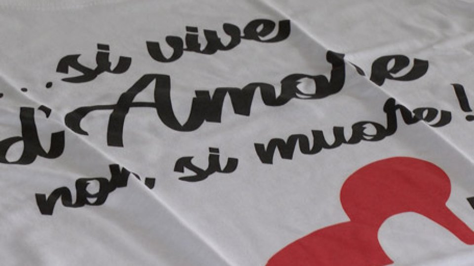 la maglietta delle Pari OpportunitàD'amore si vive, non si muore: con questo appello in una maglietta ci si prepara alla Giornata contro la violenza sulle donne