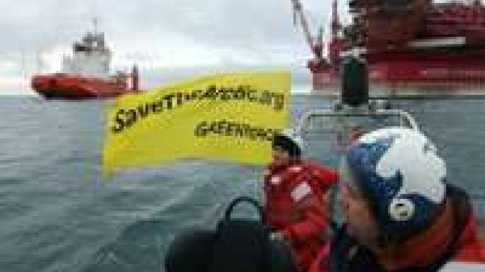 Greenpeace ha assalito la piattaforma petrolifera artica di Gazprom