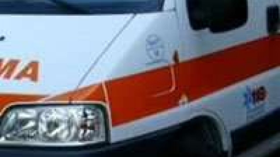 Rimini: scontro auto moto al mare, ferite due persone