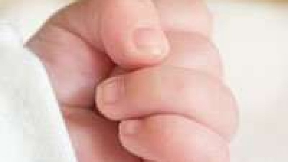 Rimini, scuote il figlio in lacrime e gli provoca un trauma: neonato ora affidato ai servizi sociali