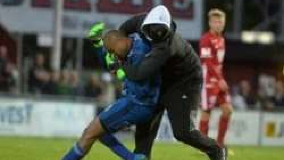 Svezia: striker in campo colpisce alla testa il portiere