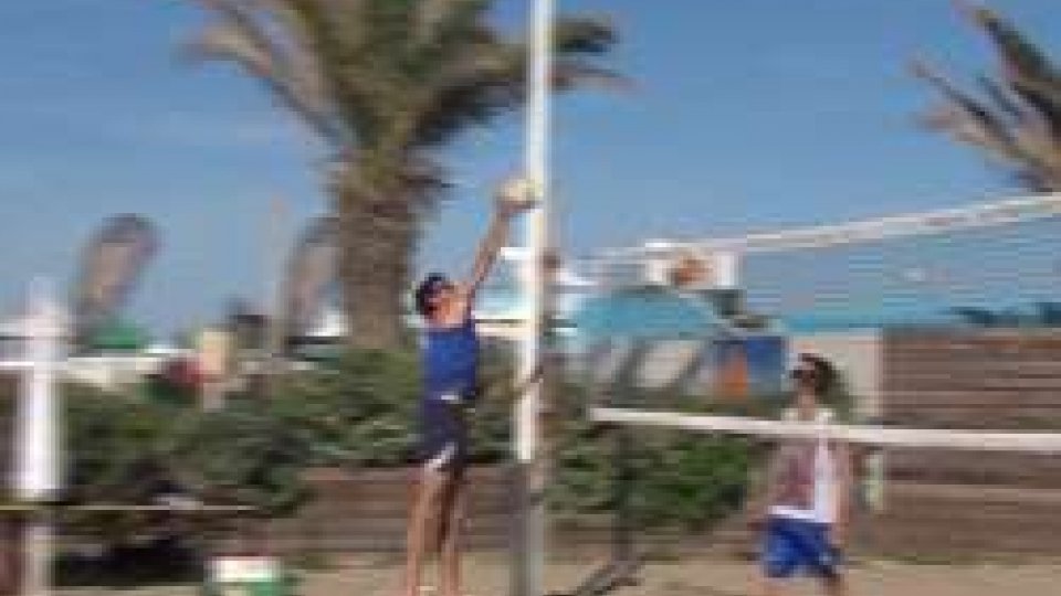 Simone Giorgetti in azione#SANMARINO2017: il beach volley maschile cala la coppia