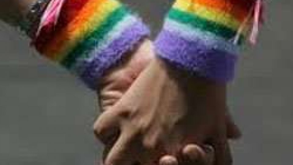 Coppie omosessuali, dal Parlamento europeo una presa di posizione storica che le definisce "famiglia"