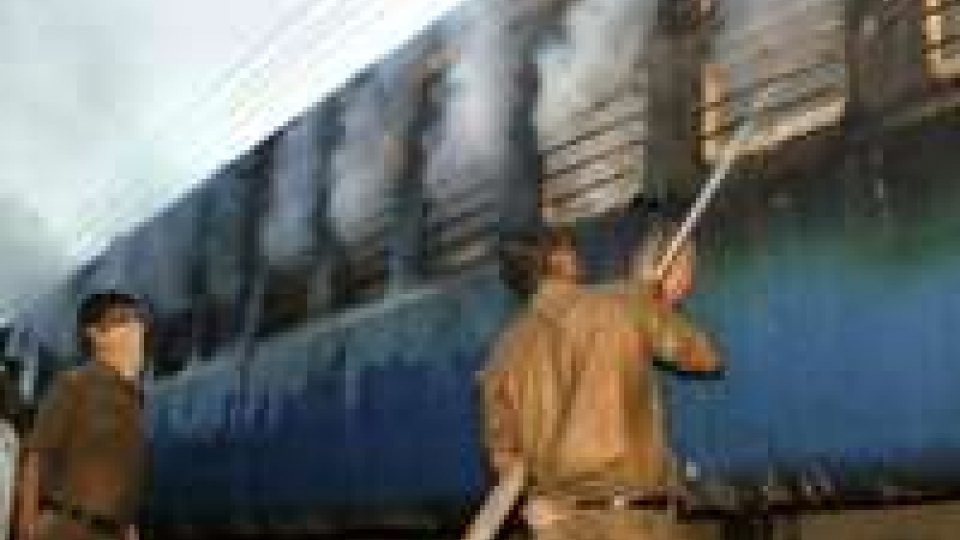 India: almeno 23 morti per incendio su treno
