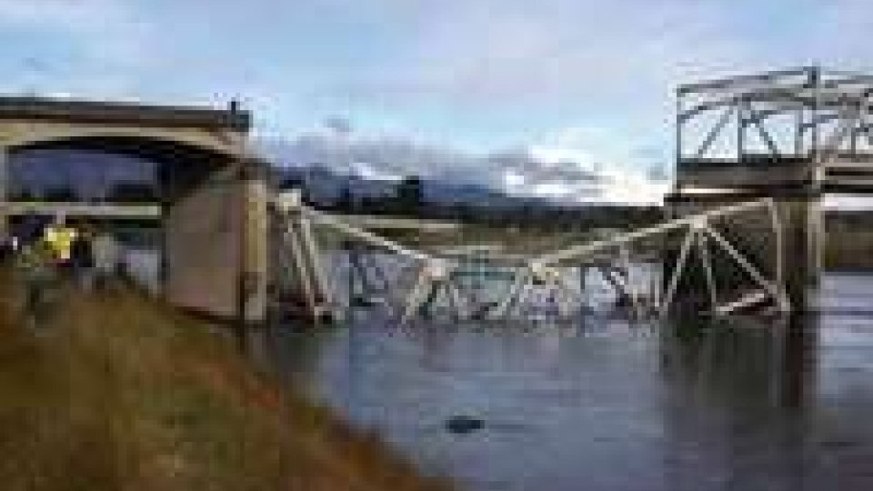 USA. Crolla ponte, testimoni: “camion ha urtato infrastruttura”