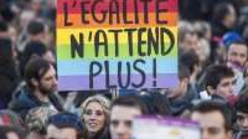Francia spaccata dopo il sì ai matrimoni gay