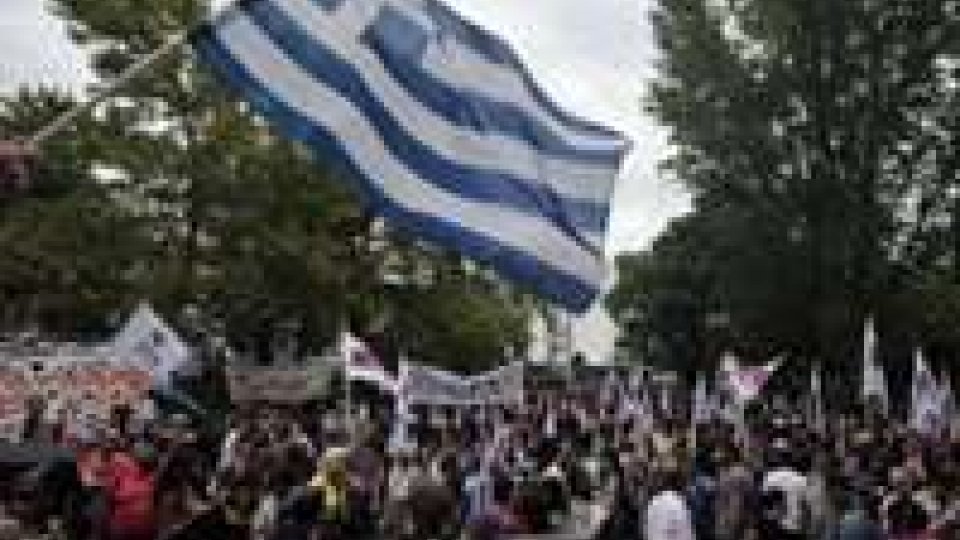 Grecia: polizia sgombera Tv Ert occupata, arresti e scontri