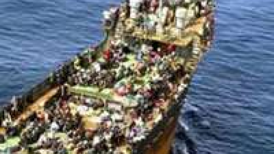 Nave di profughi in difficoltà al largo della Libia