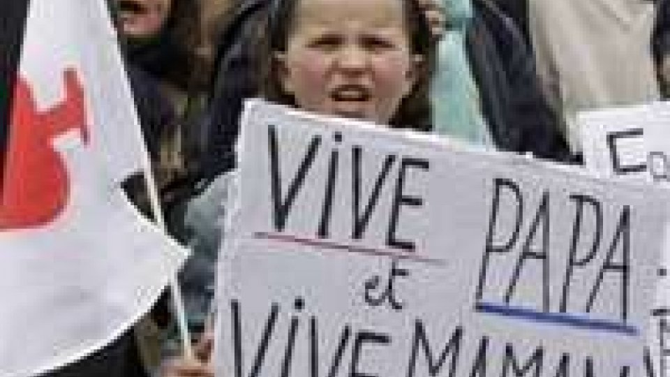 Parigi: guerriglia per corte sulle adozioni gay