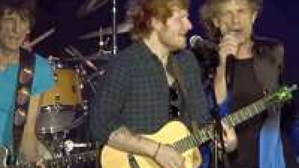 Rolling Stones e Ed Sheeran cantano Beast Of Burden
