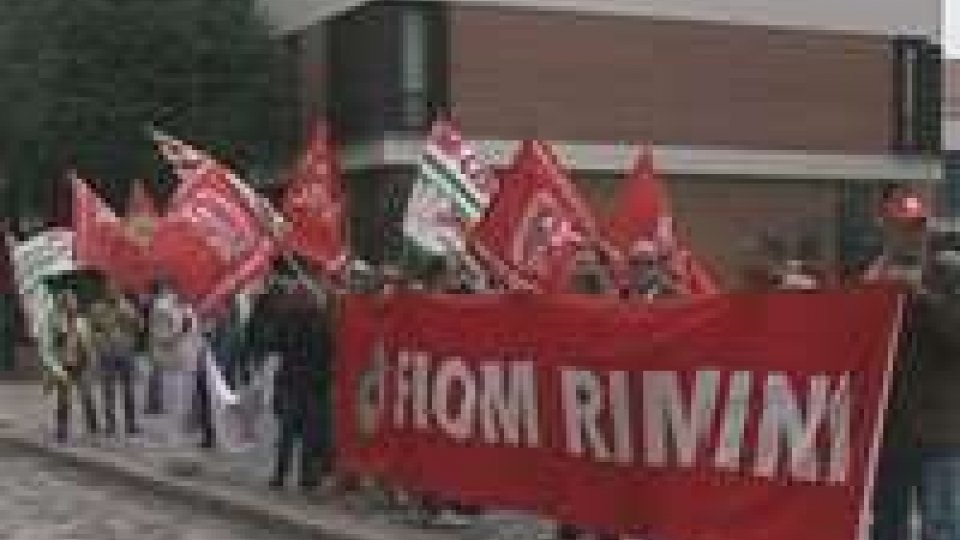 I dipendenti della Titan Bagno protestano davanti alla Prefettura di Rimini