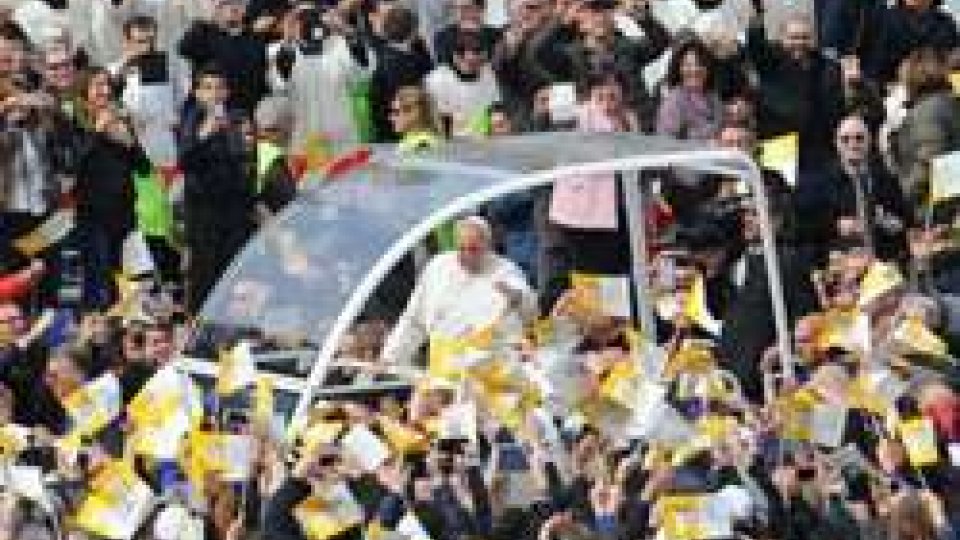 Il Papa incontra il mondo del lavoro e prega davanti alla Sindone