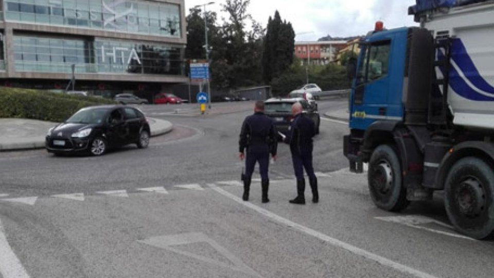 Incidente auto-camion a Fiorina, nessuna conseguenza per i guidatori