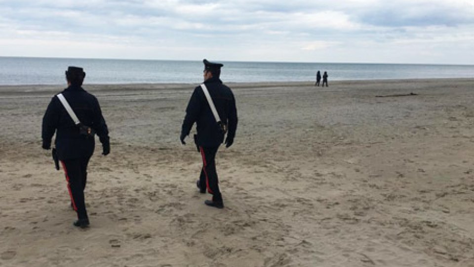 Riccione: si getta in mare per farla finita, Carabinieri salvano 26enne