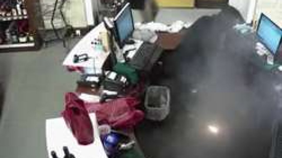 l'esplosione della sigarettaVideo choc: esplode sigaretta elettronica, uomo ferito gravemente