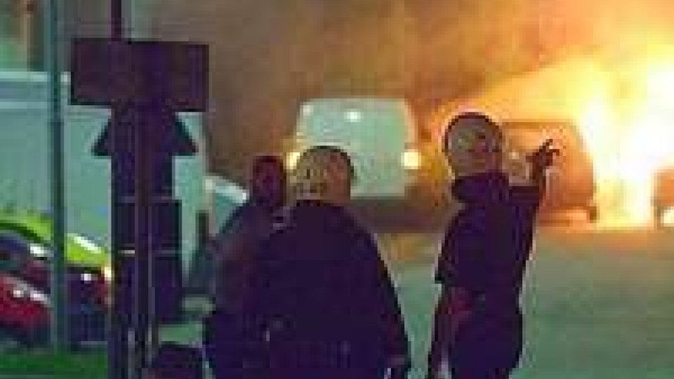 Stoccolma: pioggia e polizia frenano ondata di incendi