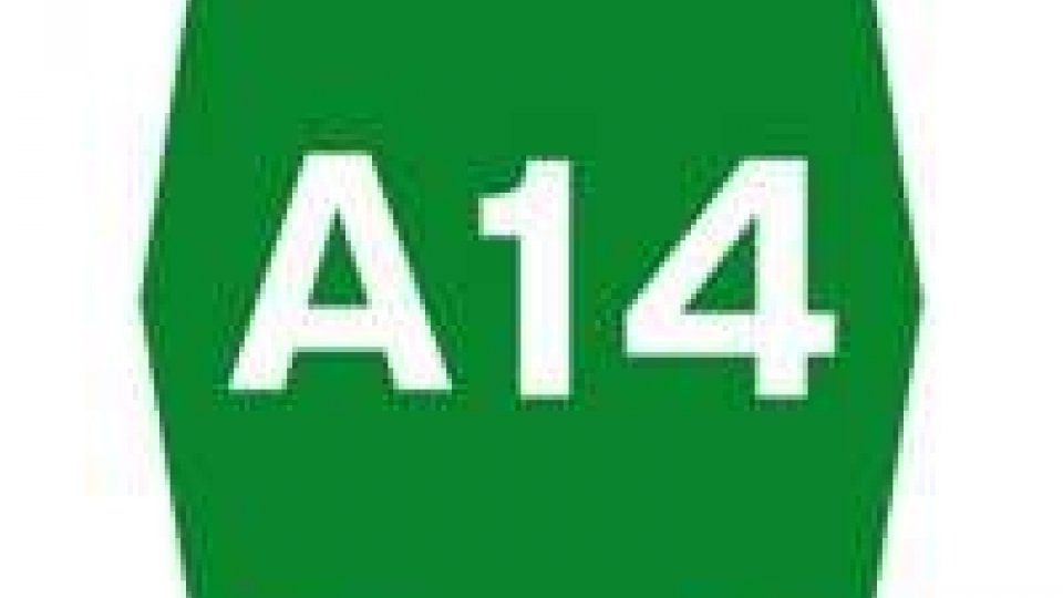 Tenta di attraversare la A14: muore 36enne
