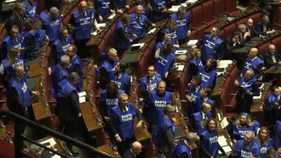 La protestaManovra: seduta sospesa per deputati di FI con pettorine 'Basta tasse'