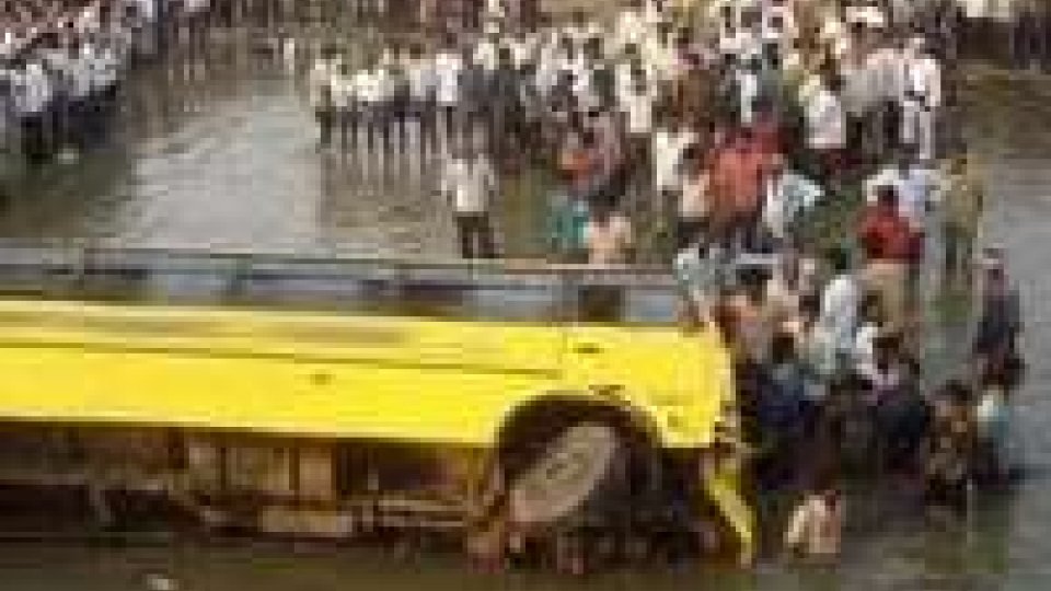 India: autobus cade in fiume, decine di morti