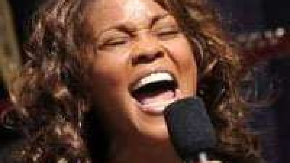 Whitney Houston muore all'età di 48 anni. Probabile annegamento nella vasca