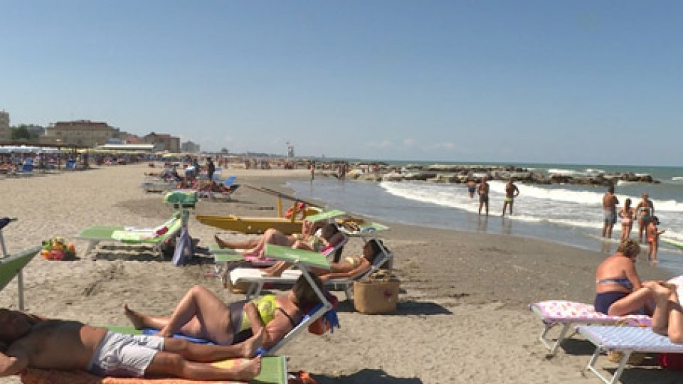 Spiaggia di RiminiDirettiva Bolkestein: proroga di 15 anni per i balneari. Regione E-R: "Necessaria una riforma organica"