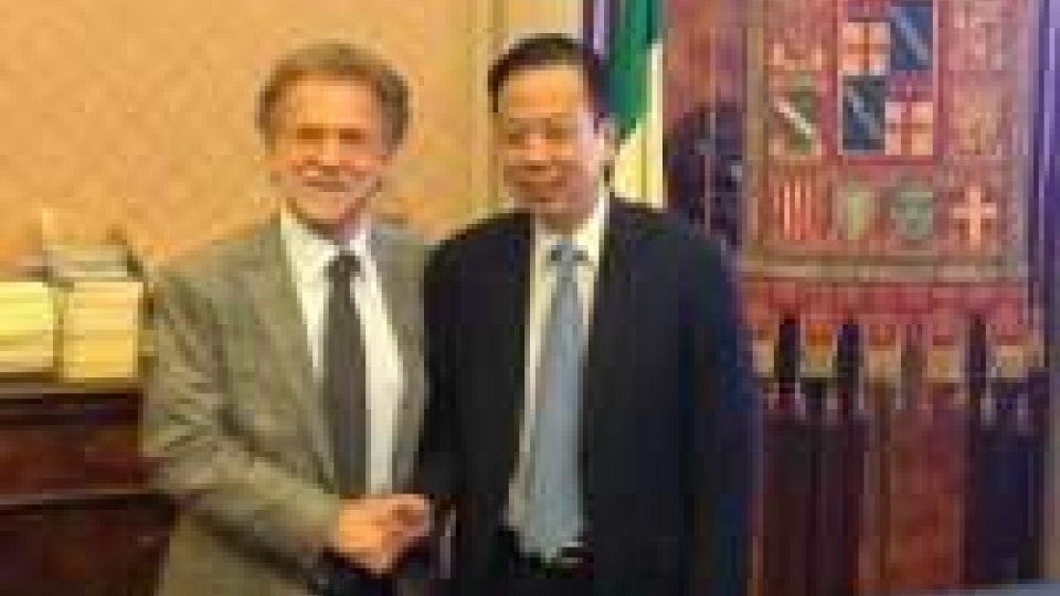 Il nuovo ambasciatore cinese in Italia visita l'università di Bologna