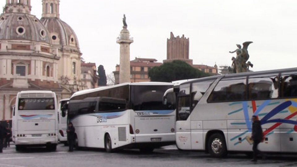 I bus turistici paralizzano il centro di RomaI bus turistici paralizzano il centro di Roma