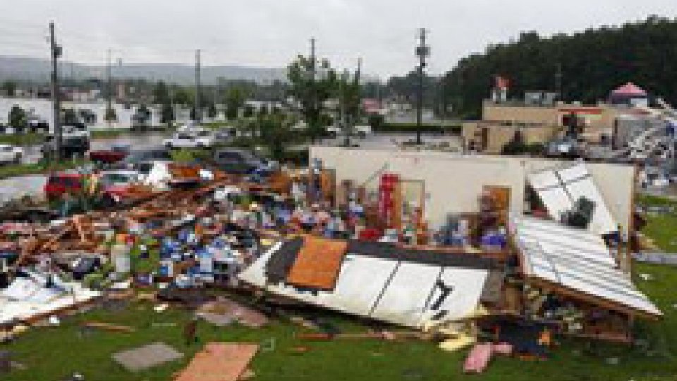 @ansaUsa: tornado in Alabama uccide 23 persone