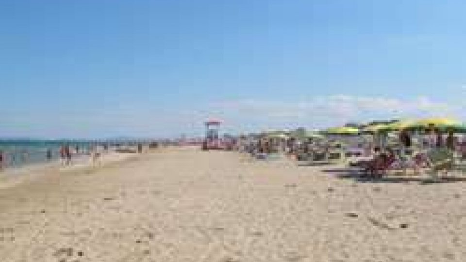 Rimini, rubano smartphone in spiaggia: indagati tre ragazzi stranieri