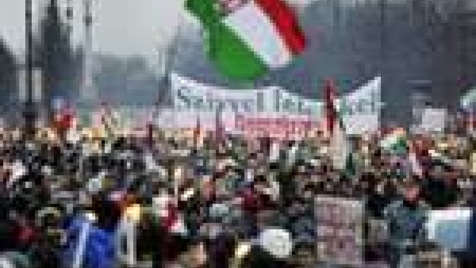 Migliaia di ungheresi in piazza per Orban per la sovranità del Paese