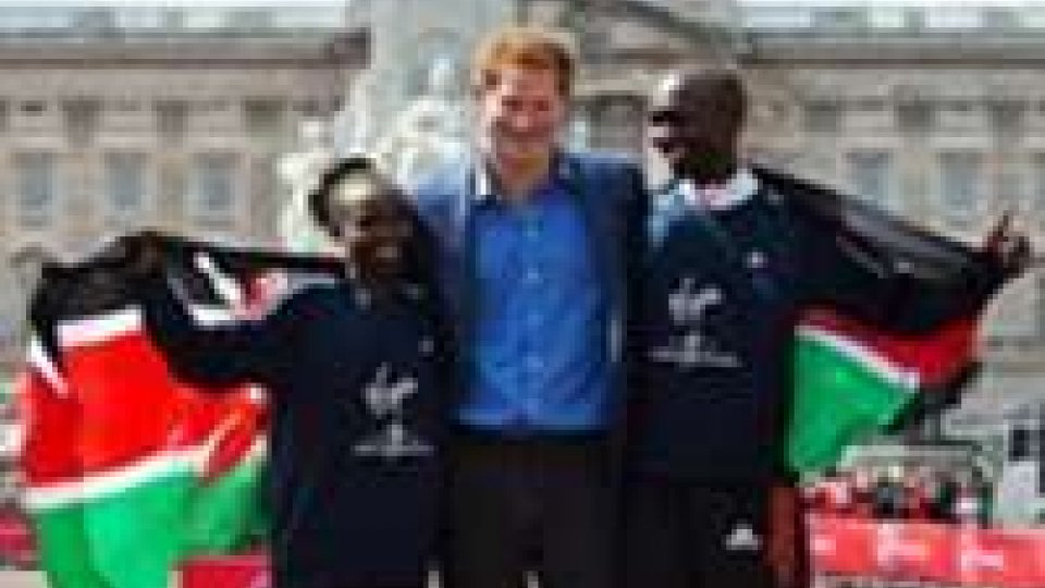 Maratona Londra: il Principe Harry premia i ragazzi