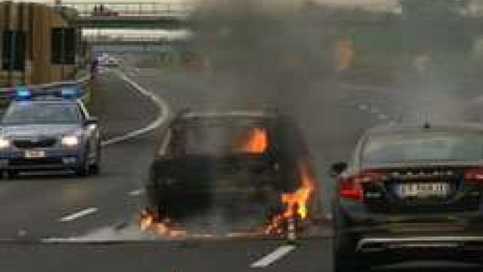 Macchina incendiataAssalto a portavalori su A14, il bottino almeno mezzo milione di euro