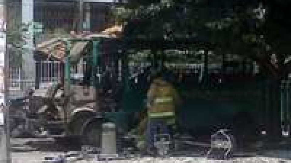 Colombia. A Bogotá autobus-bomba contro ex ministro