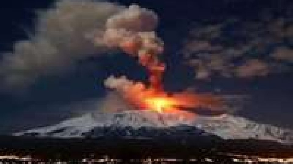 Etna: continua attività stromboliana, chiuso aeroporto Catania