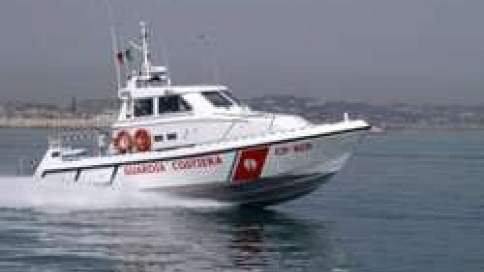 Riccione, imbarcazione fuori controllo: interviene la Guardia Costiera