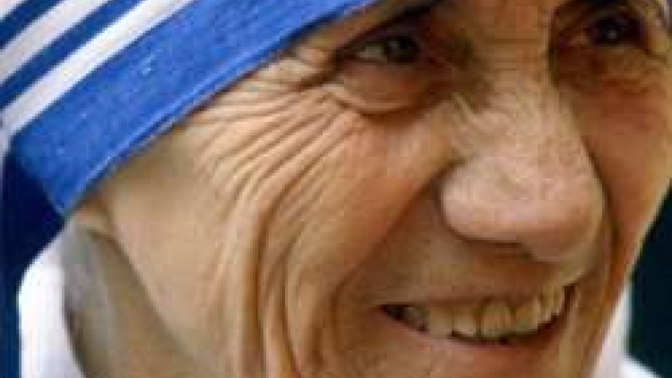 Madre Teresa proclamata santa dal papa. Anche la Reggenza presente alla santificazione
