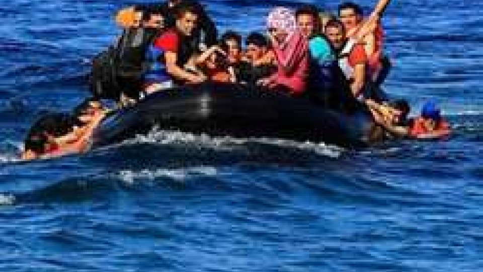 Affondato barcone di migranti in Grecia: 12 morti, tra questi 8 bimbi