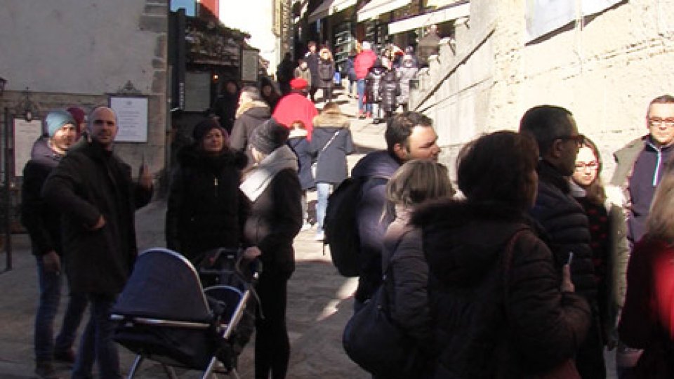 Turisti in centro storicoBollettino statistica: diminuiscono i turisti nel periodo estivo, aumentano in quello natalizio
