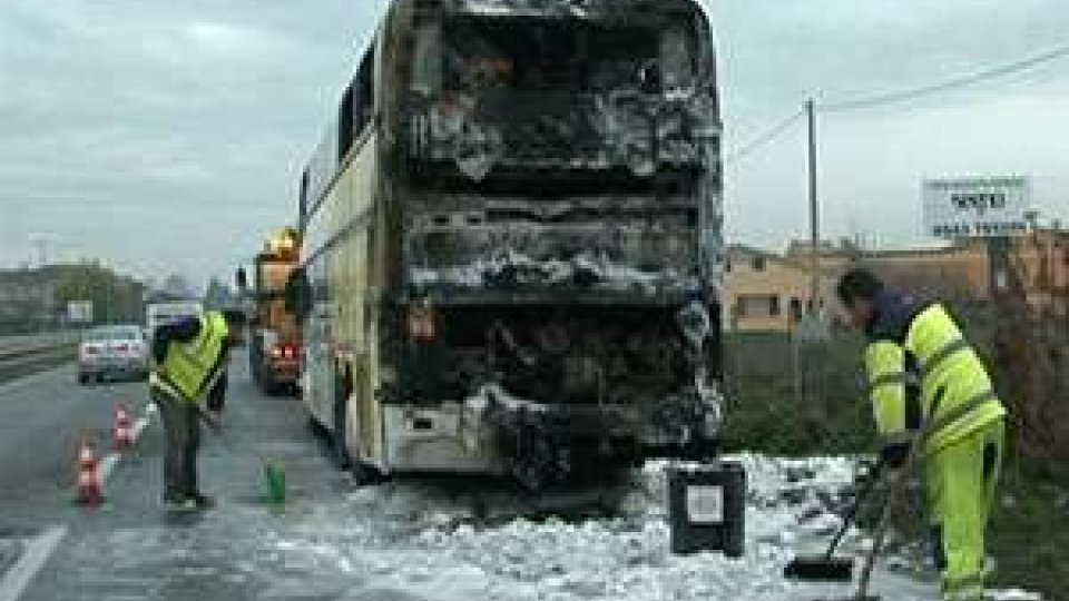 Santa Giustina (Rimini): autobus scolastico prende fuoco