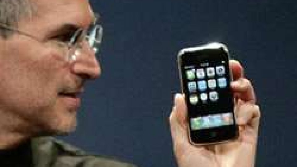 Steve Jobs presentava il primo modello di iPhoneBuon compleanno iPhone, la tecnologia che risponde al tatto